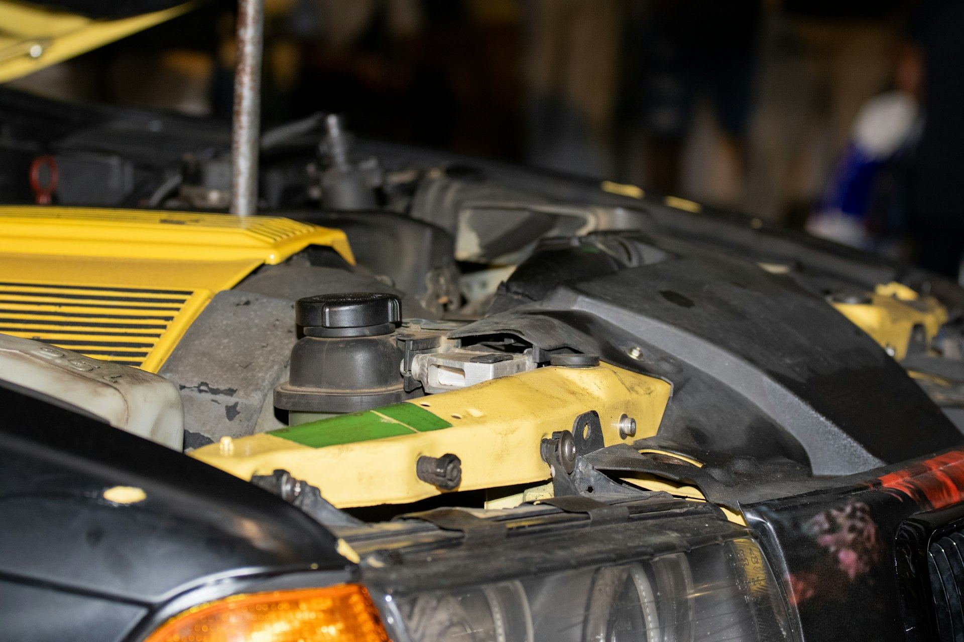 Motorraum eines Fahrzeugs aus der Nähe