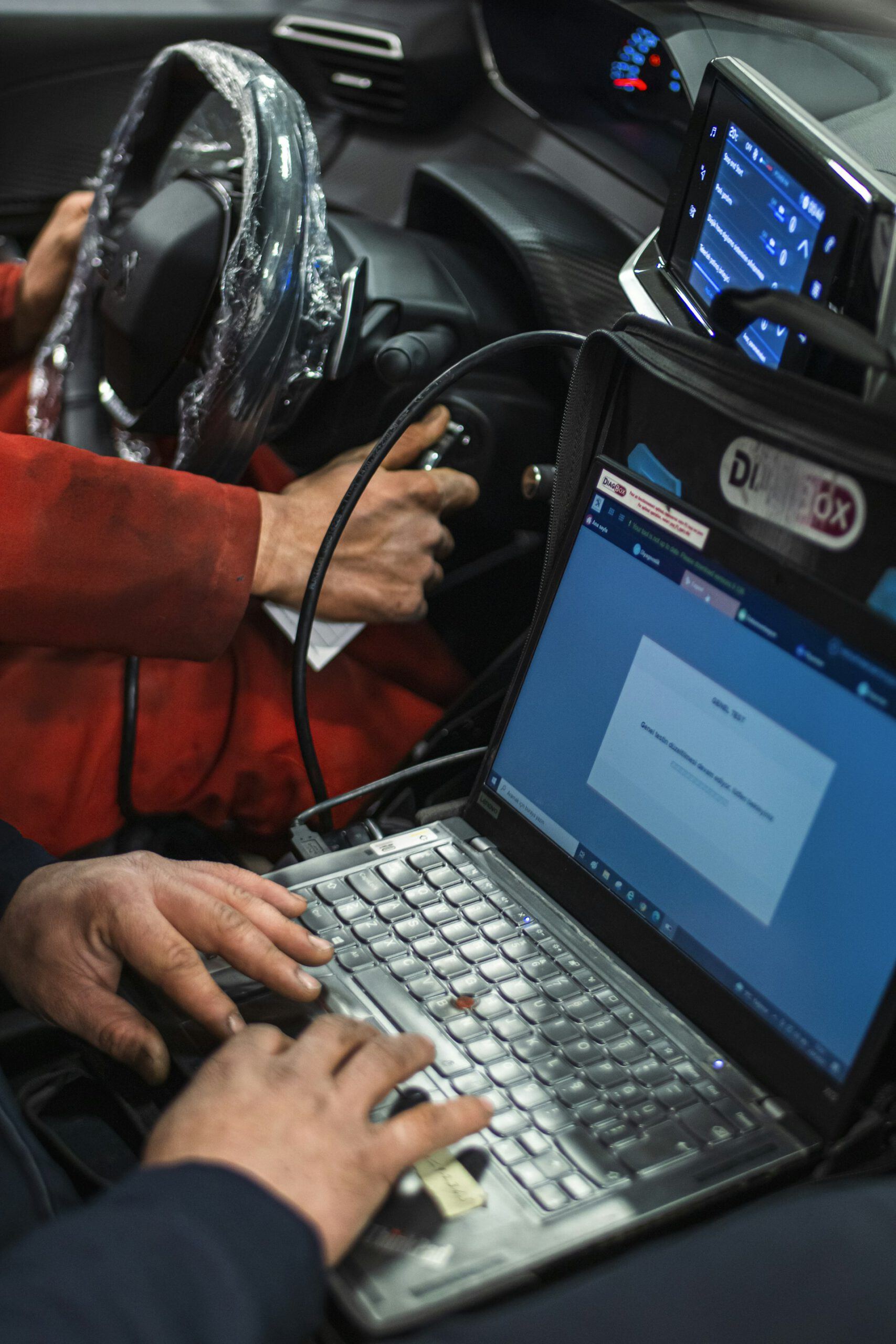 Auslesen eines Steuergeräts mit dem Diagnoselaptop im Fahrzeug