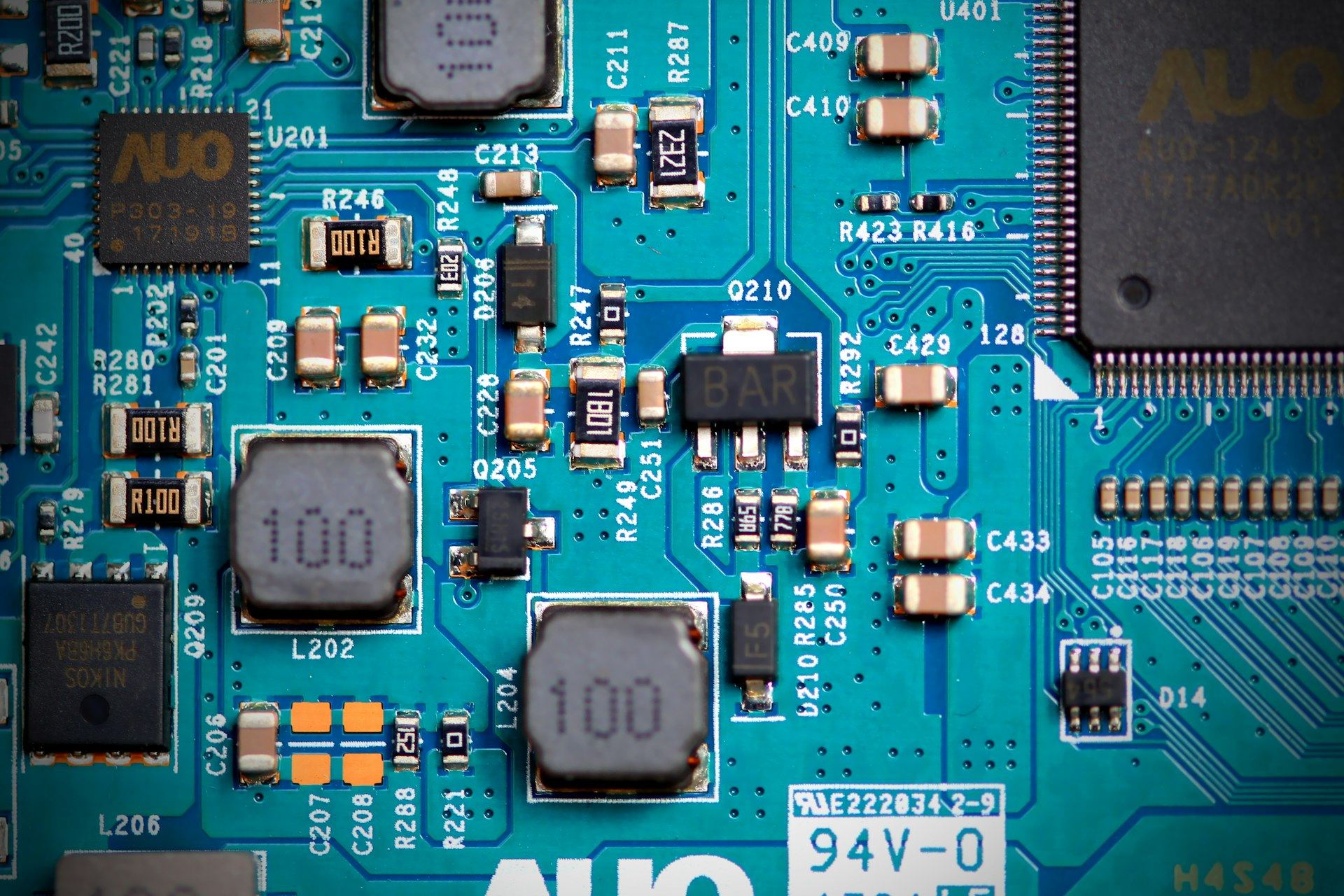 Nahaufnahme einer Steuergeräteplatine bei der Reparatur
